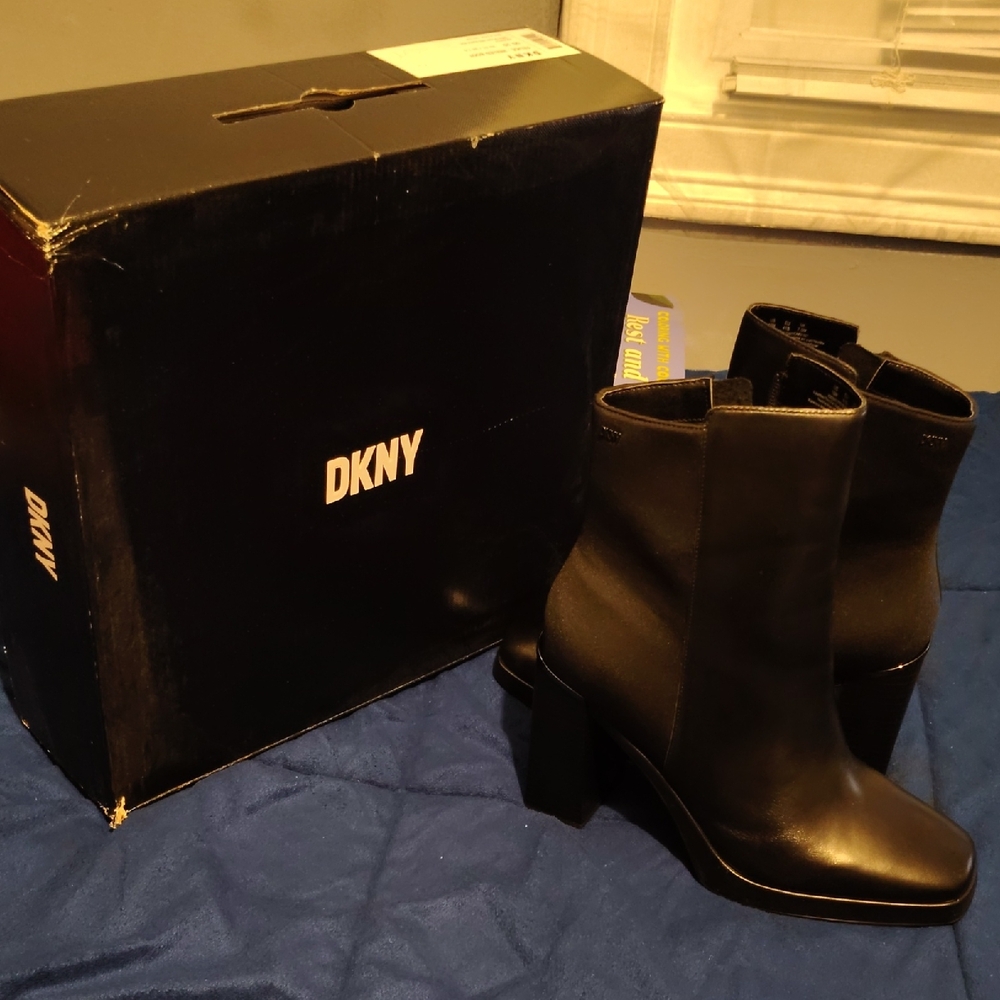 ❤️DKNY Sleek Black Heeled Boots❤️